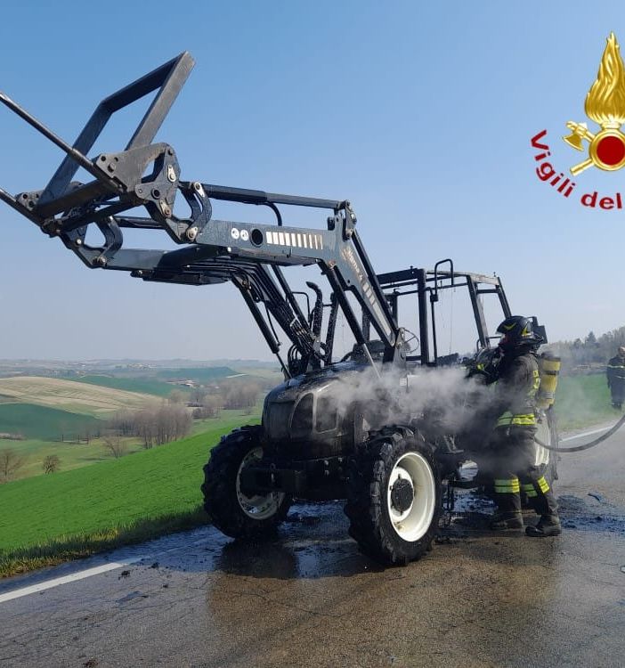 Prende fuoco un mezzo agricolo a Tonco, intervengono i vigili del fuoco