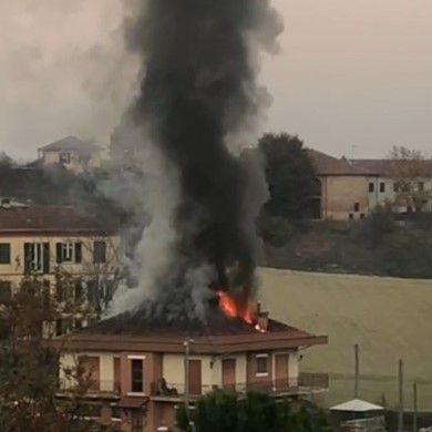 A fuoco il tetto di una casa a Valmolina, i Vigili del fuoco evitano il peggio