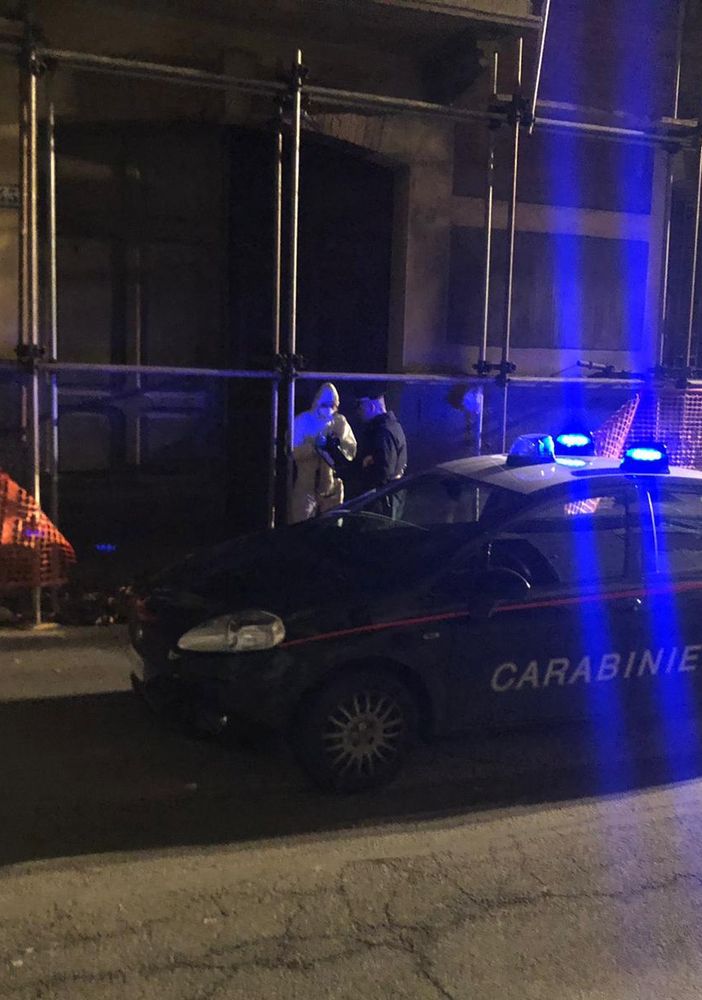 Incendio in edificio di via Arò. All'interno un cadavere carbonizzato [VIDEO]