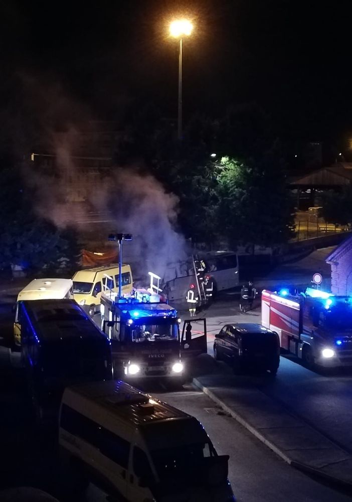 Ancora una notte di fuoco ad Asti. Incendiati un autobus e uno scuolabus in via Goito [FOTO E VIDEO]
