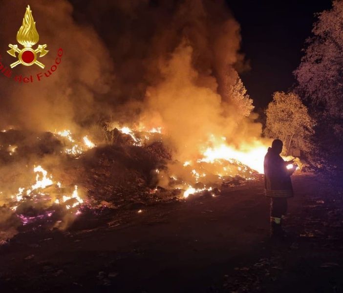 Un'immagine dei frequenti roghi di via Guerra