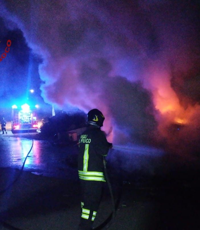 Ancora roghi! Nuova notte di fuoco in via Guerra. Il quarto incendio rifiuti in una settimana
