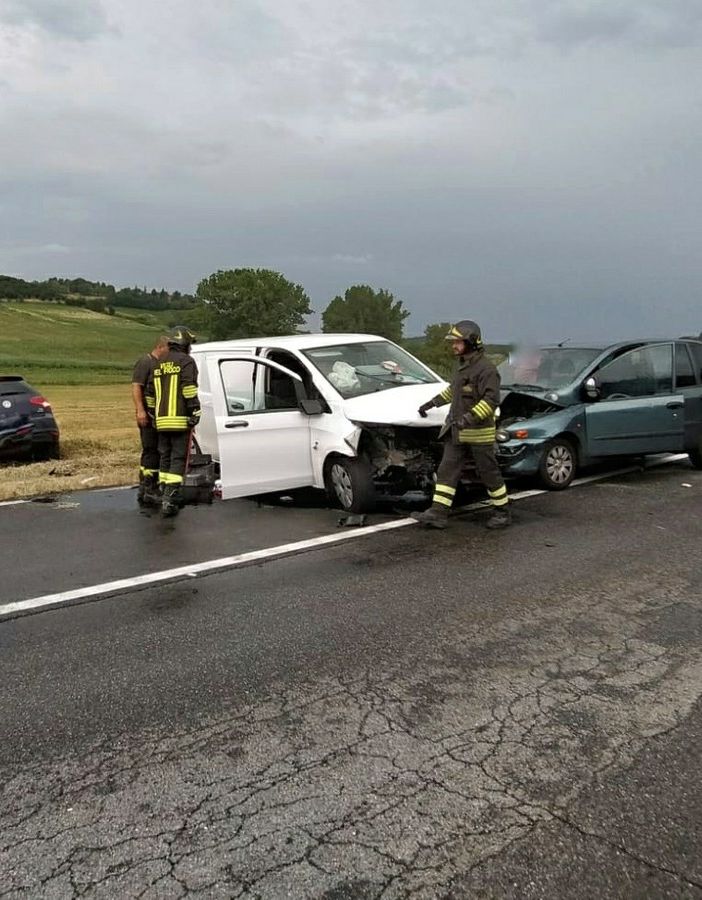 Incidente stradale tra Calliano e Moncalvo, coinvolte due auto e un furgone, tre feriti [FOTO]