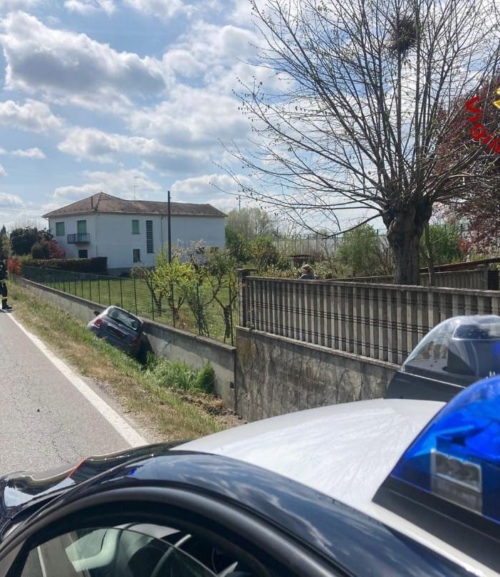 Esce di strada con la sua auto a San Marzanotto e finisce in una cunetta