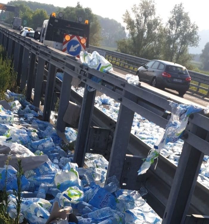 Code e rallentamenti sulla A33 per un bilico che ha perso l'intero carico di acqua che trasportava