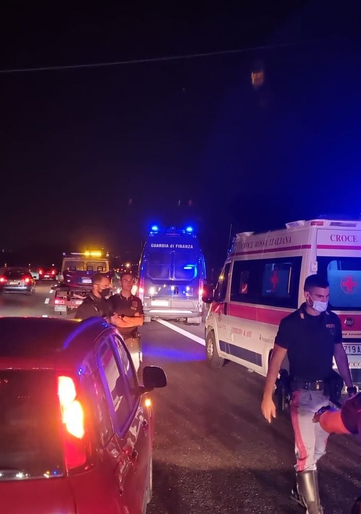 Causa incidente e fugge. La polizia stradale alla ricerca di un furgone