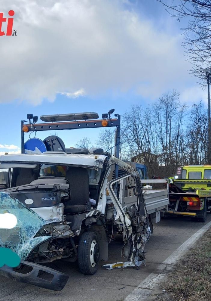 Frontale a Baldichieri tra due mezzi manutenzione strade. Tre feriti