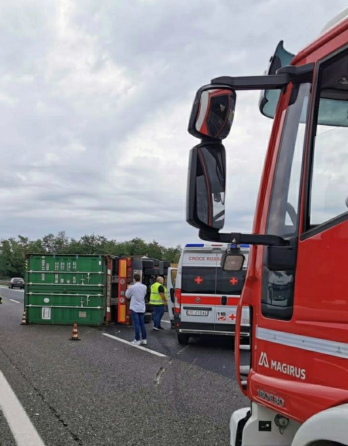 Si rovescia container subito dopo la barriera di Villanova, autostrada bloccata in direzione Piacenza