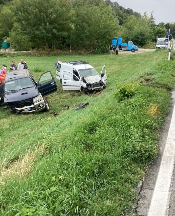 Frontale a Calliano tra auto e furgone. I vigili del fuoco hanno dovuto estrarre dal mezzo uno dei due conducenti