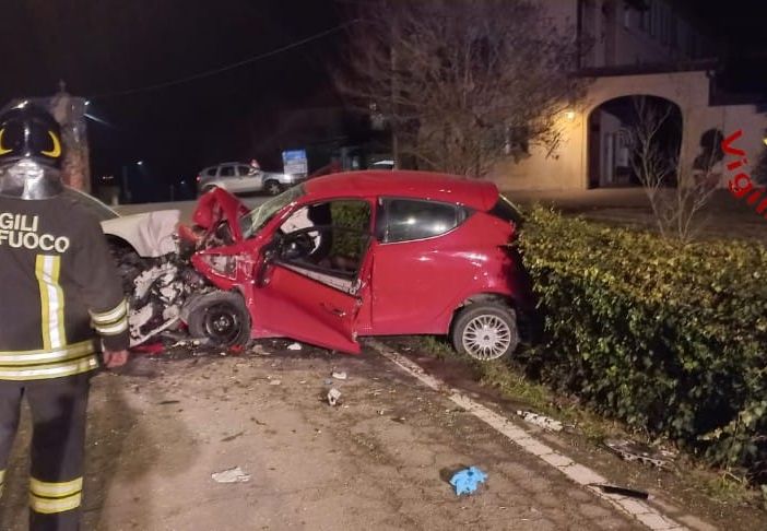 Frontale tra due auto a Grana. Grave un uomo trasportato all'ospedale di Asti in codice rosso