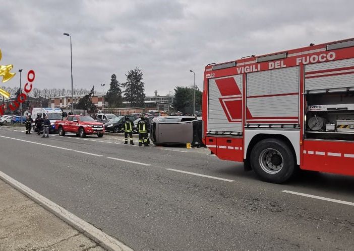 Incidente a Castell'Alfero: auto si ribalta e la conducente rimane incastrata