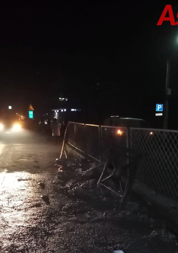 Incidente stradale a Castell'Alfero, auto si schianta contro un palo della luce