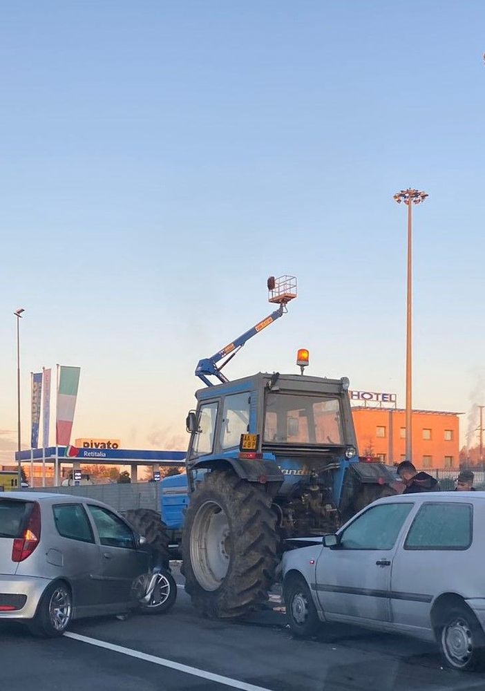 Lunghe code in corso Alessandria per un incidente. Coinvolte due auto e un trattore