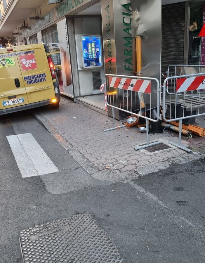 Centra in pieno semaforo in corso Cavallotti e colpisce insegna farmacia
