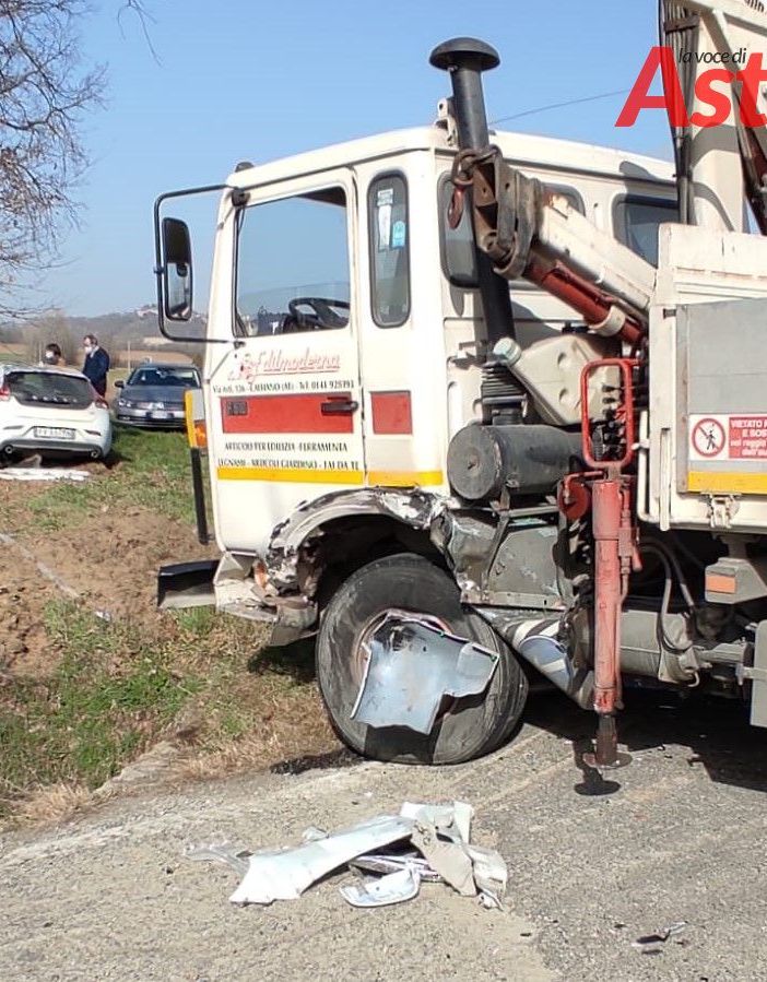 Incidente tra auto e camion tra Corsione e Frinco