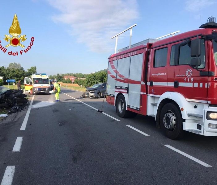 Scontro tra due auto a Magliano Alfieri: due feriti e viabilità a lungo bloccata