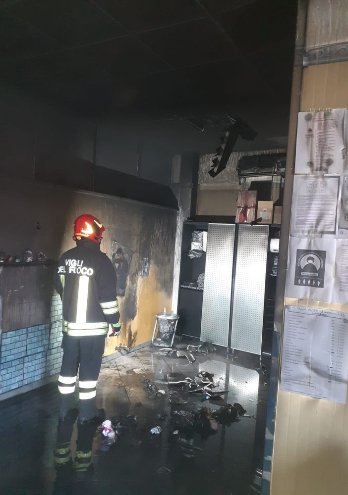 Incidente stradale a Nizza Monferrato. Sul posto Vigili del Fuoco, 118 e Carabinieri ma... in auto non c'è più nessuno
