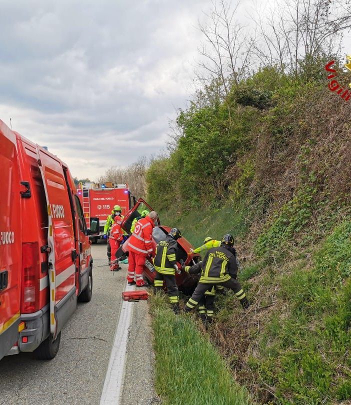 Auto fuori strada, ferita una donna, sul posto elisoccorso