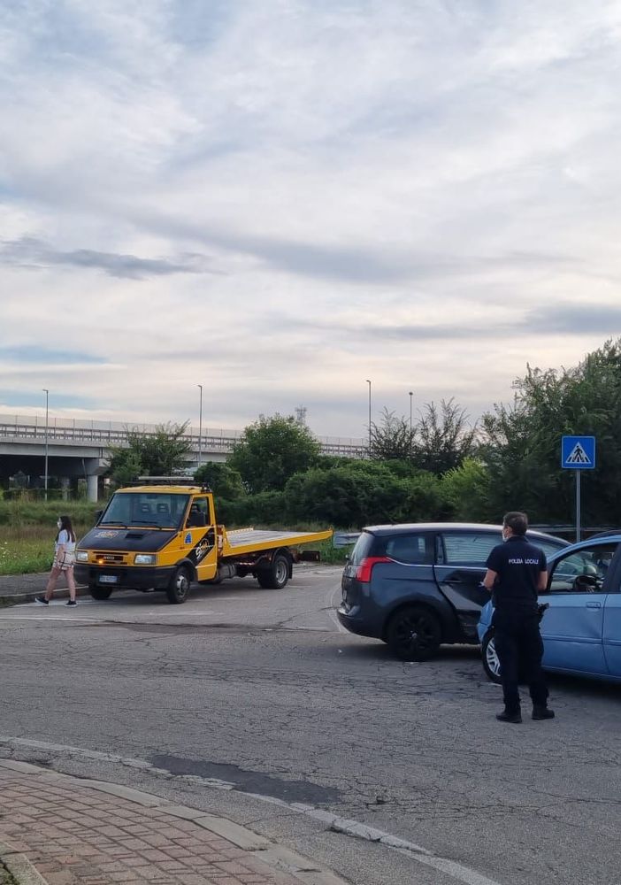Scontro tra due auto in via Bigliani, sul posto vigili del fuoco e polizia locale