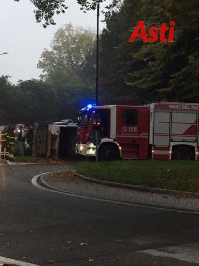 Camioncino si ribalta alla rotonda per strada Valmanera