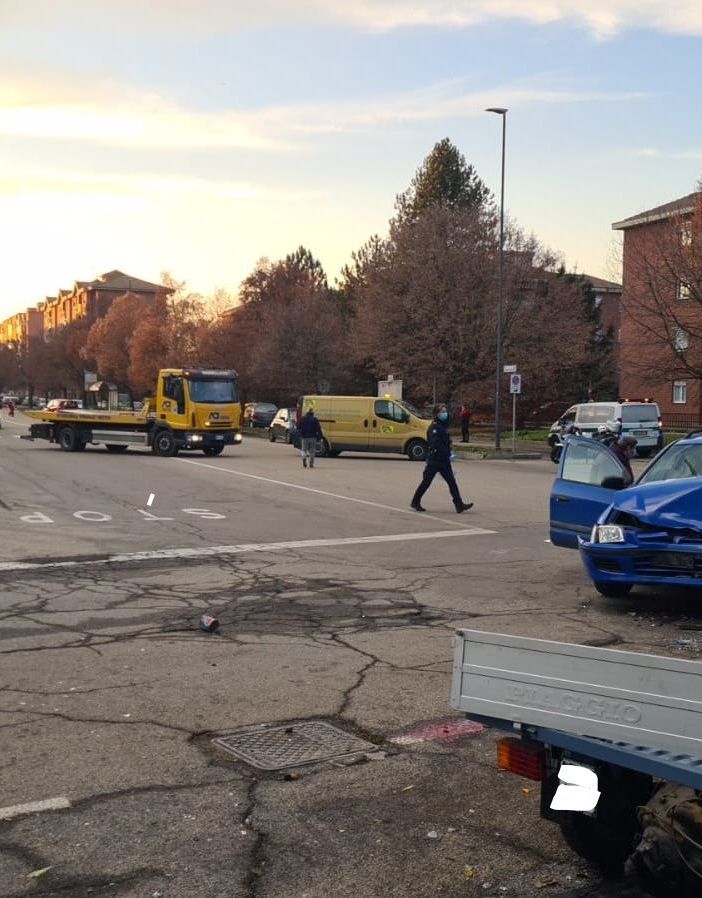 Incidente tra via Torchio e via Cecchin, frontale tra auto e apecar