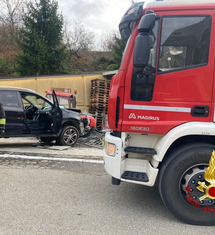 Esce di strada e prende in pieno una cancellata a Vigliano. I vigili del fuoco lo estraggono dall'auto