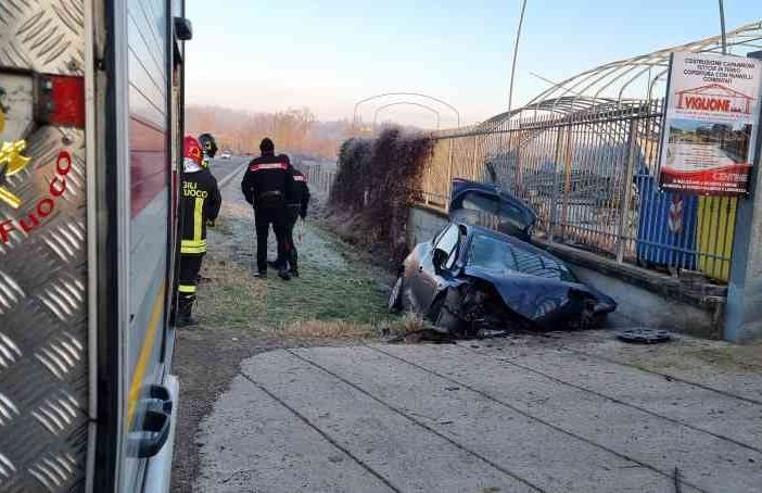 Tragedia tra Ferrere e Valfenera: auto finisce fuori strada e si schianta, morto il conducente