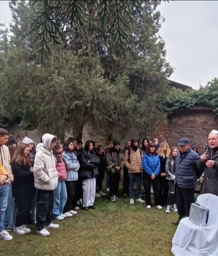 Un momento della cerimonia svoltasi al cimitero ebraico