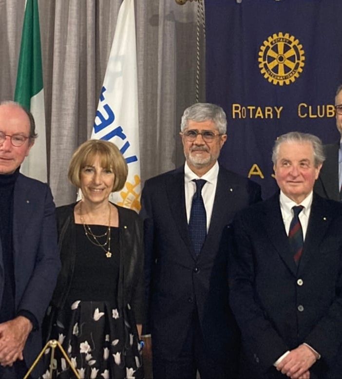 I sei nuovi soci del Rotary astigiano con il presidente del club, Luigi Florio e l’assistente del governatore,