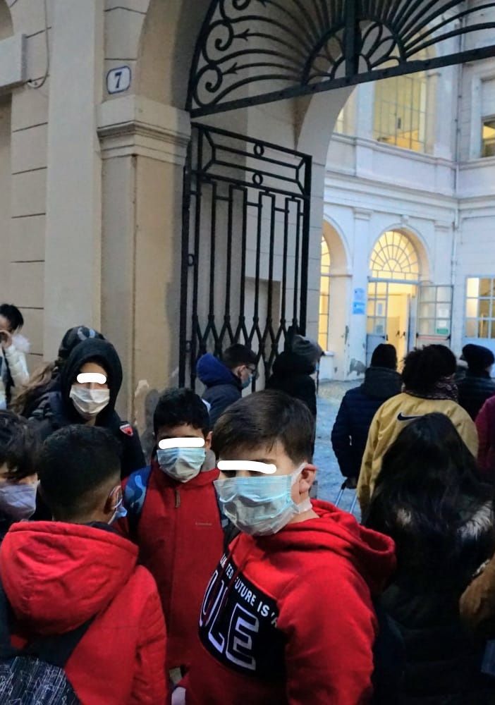 Il rientro in classe di alcuni ragazzi ad Asti