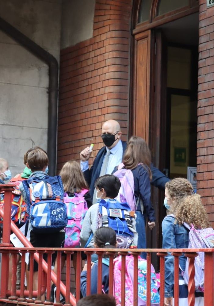 Nella foto, scattata la mattina del 14 settembre, il rientro delle classi alla Dante per l'inizio del nuovo anno scolastico Nella foto, scattata la mattina del 14 settembre, il rientro delle classi alla Dante per l'inizio del nuovo anno scolastico