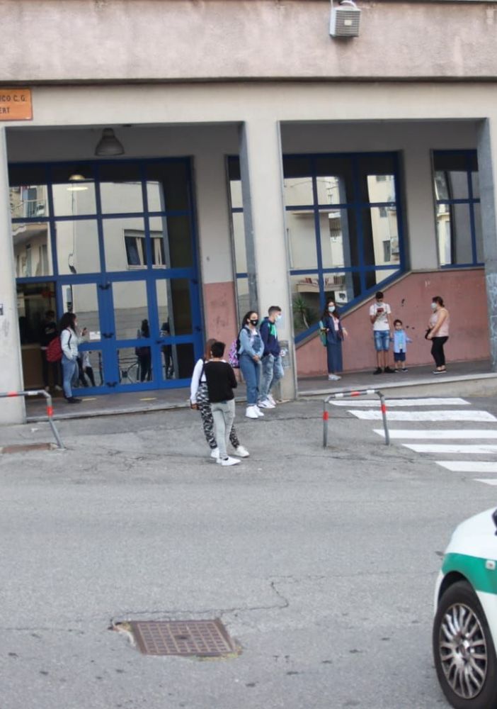 Polizia Municipale di fronte all'ingresso del Giobert