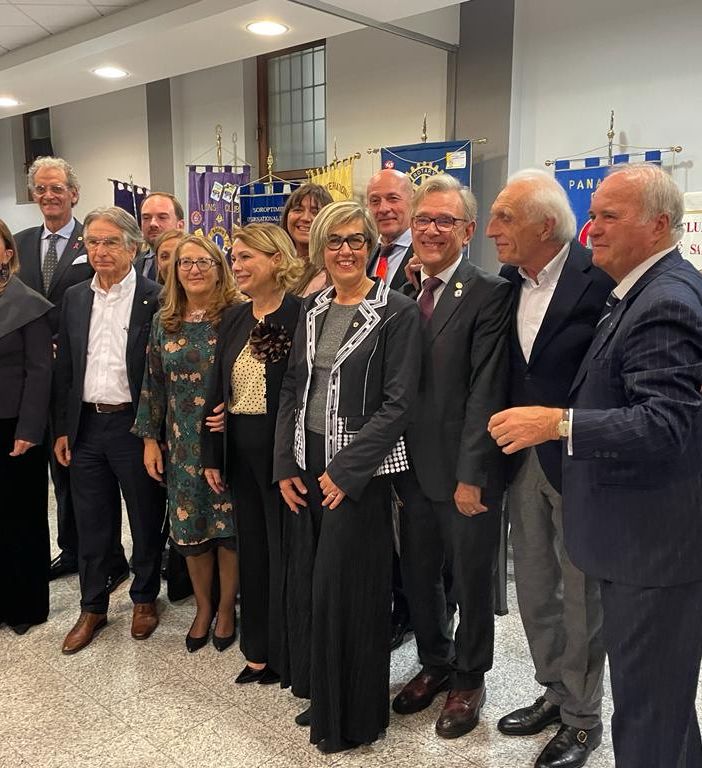 I presidenti dei club di servizio ed il presidente Lilt, Bartolomeo Marino.