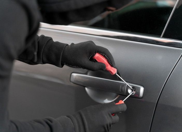 Forza un'auto parcheggiata chiusa a chiave e ruba all'interno, ma un ragazzo lo vede, lo insegue e recupera la refurtiva