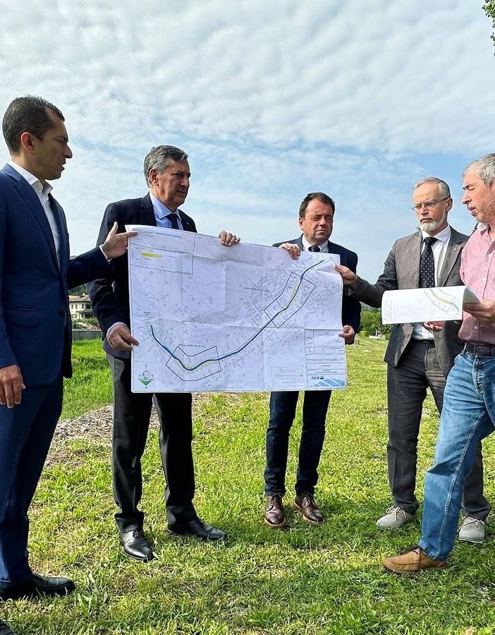 L'assessore Marco Gabusi durante l'ullustrazione dei lavori sull'alveo del torrente