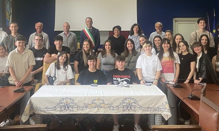 I ragazzi della Leva, a Canelli, ricevono la Costituzione dal sindaco Lanzavecchia