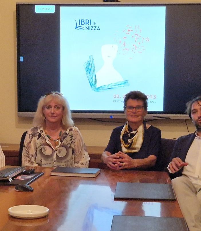 Miriana Cavallin e Antonella Cavallo dell'organizzazione, l'assessore alla Cultura Ausilia Quaglia, il sindaco di Nizza Monferrato Simone Nosenzo
