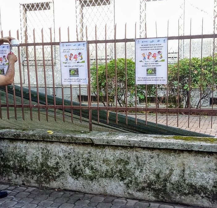 Cartelli multilingue alla primaria Cavour per ricordare il rispetto dell'ambiente