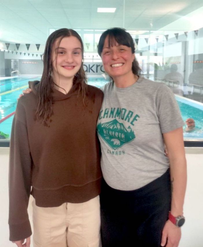 Nella foto, d'archivio, la Tassinari in posa insieme ad Alice Franco, altra grande protagonista del nuoto astigiano