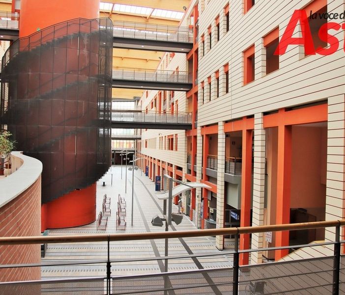 Un corridoio arancione dell'ospedale di Asti Cardinal Massaia