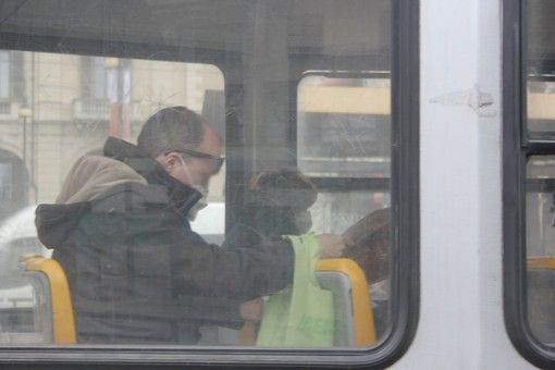Mezzi pubblici, chi si ricorda della mascherina? Intanto Omicron dilaga. Magliano: “Serve un maggior controllo”
