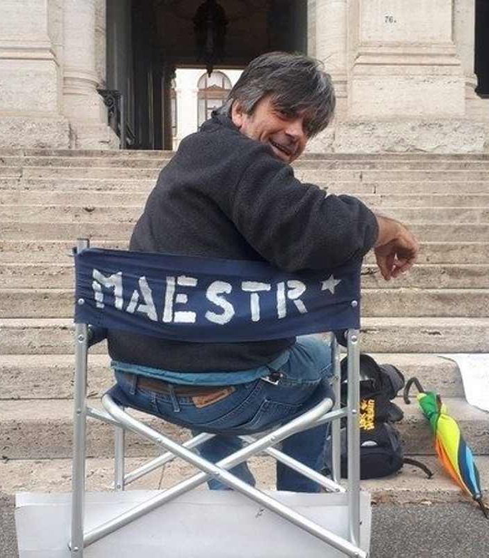 Il maestro Monaca durante una protesta