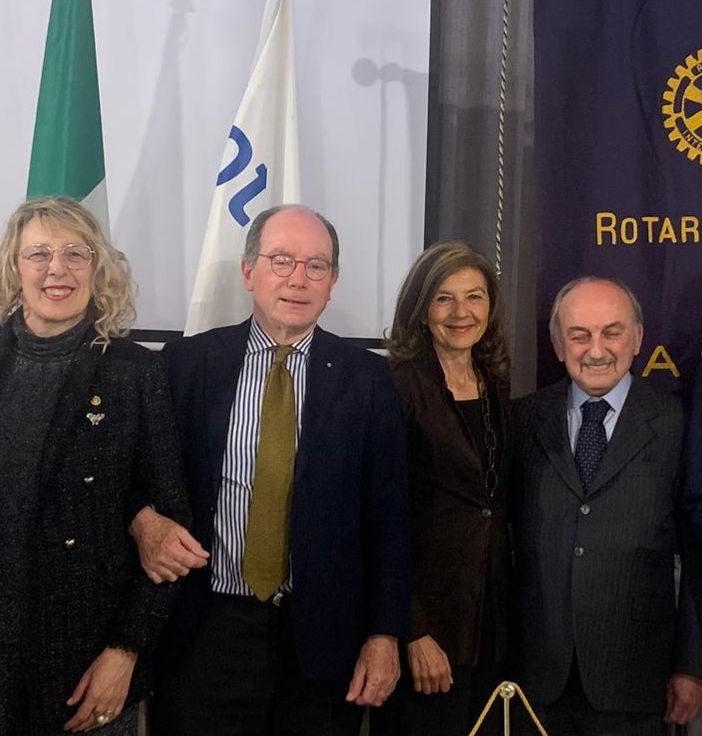 Simone Migliarino (terzo da destra), con il presidente e alcuni dirigenti del Rotary astigiano