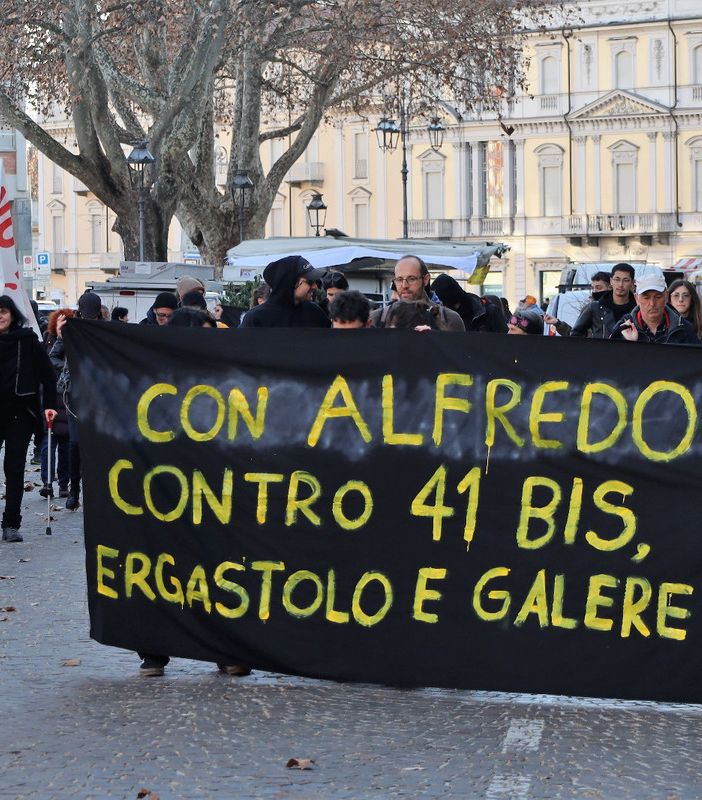 In piazza Alfieri la manifestazione pro Cospito (ph. Efrem Zanchettin - MerfePhoto)