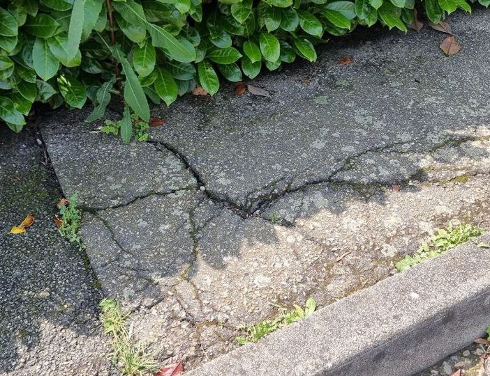 I marciapiedi in via Salvo d'Acquisto sono pieni di buche, i passeggini non passano [FOTO]