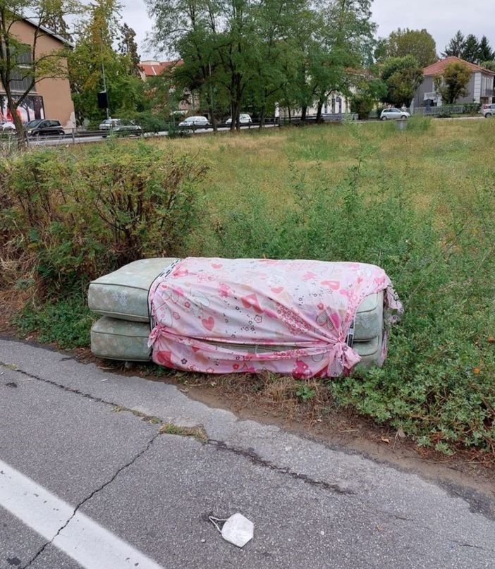 Spuntano materassi in via Olof Palme. &quot;È sporca la città o sono i cittadini (maleducati)?&quot;