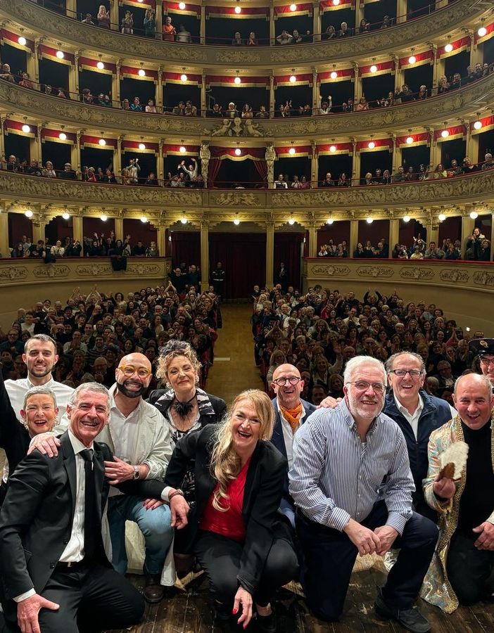 I Mattattori in una precedente commedia al Teatro Alfieri