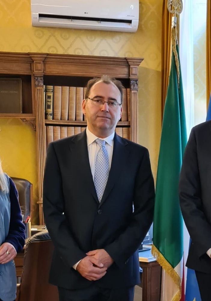 I neo presidente con la direttrice e il Prefetto