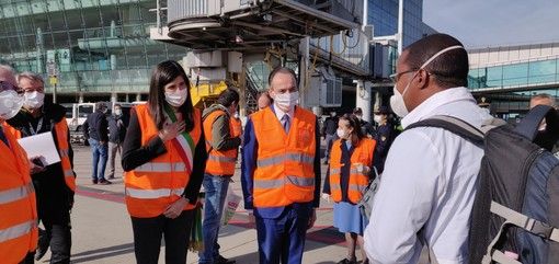 Coronavirus, atterrato a Torino aereo con 38 medici e infermieri cubani in aiuto degli ospedali piemontesi (FOTO)