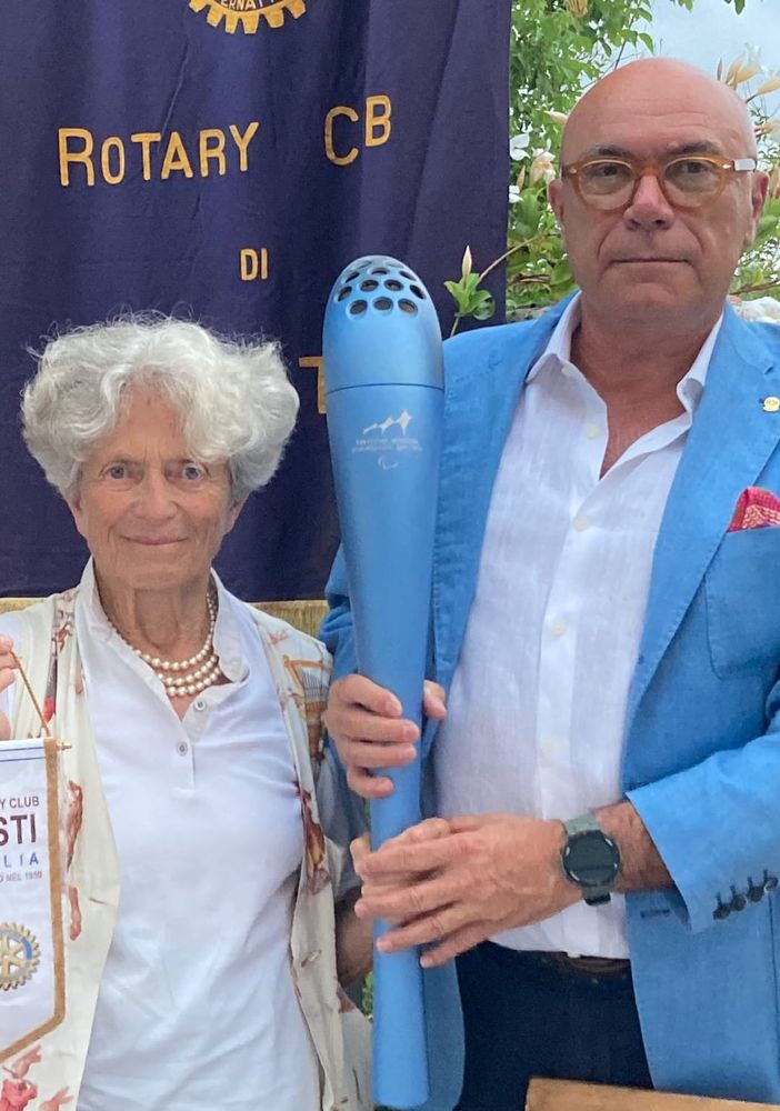 Tiziana Nasi con Maurizio Mela; tra loro la fiaccola dei Giochi Paralimpici di Torino 2006